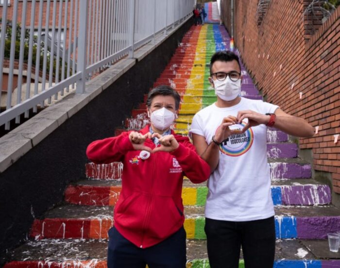  - Claudia se pone la camiseta y arranca repintada de escaleras LGBTI