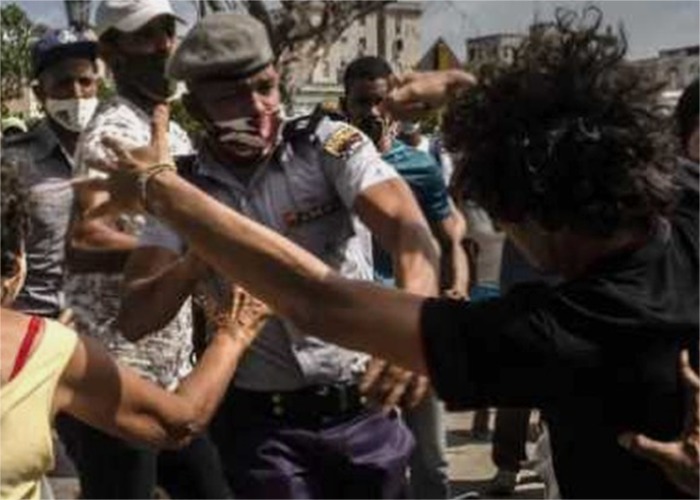 Cuba arresta a al menos 100 manifestantes, mientras culpa a EE. UU. de las protestas