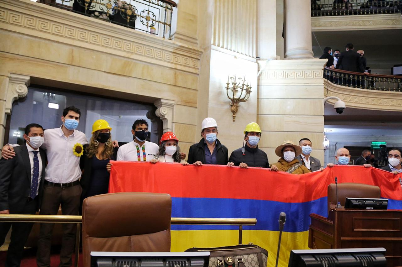 Con cascos y banderas al revés, congresistas de la oposición llevaron la protesta al capitolio