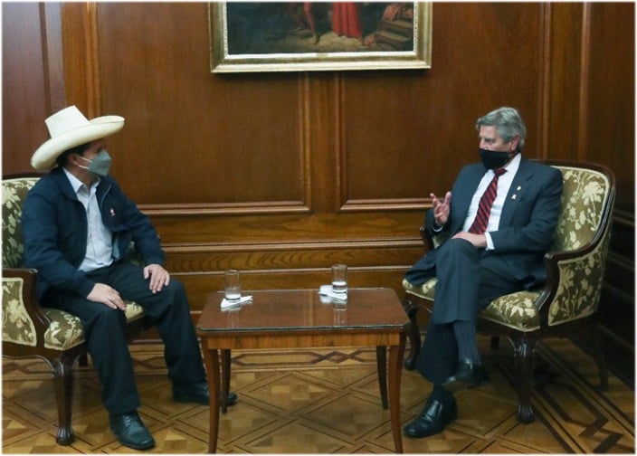 Pedro Castillo se reunió con el presidente saliente para acordar la transición en Perú