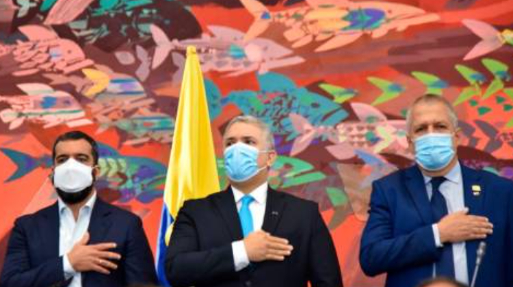 No ve pero tampoco oye