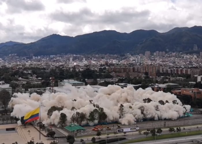 VIDEO: La impresionante implosión del edificio del Ministerio de Defensa en Bogotá