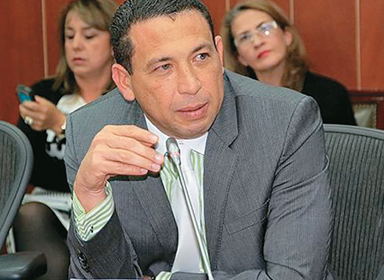 El desprestigiado senador conservador Laureano Acuña terminó de presidente de la Comisión de Ética