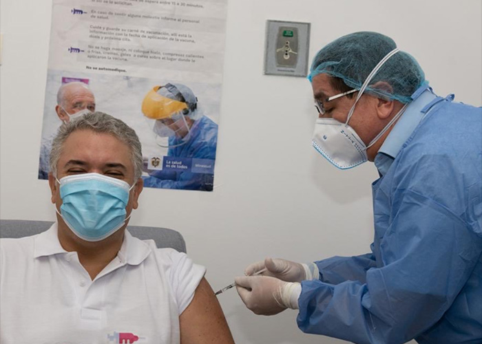 El ministro de Salud, Fernando Ruiz, se puso la bata de médico para vacunar a Duque