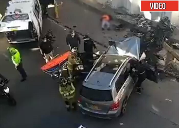La camioneta Mercedes que aplastó a un motociclista en Bogotá