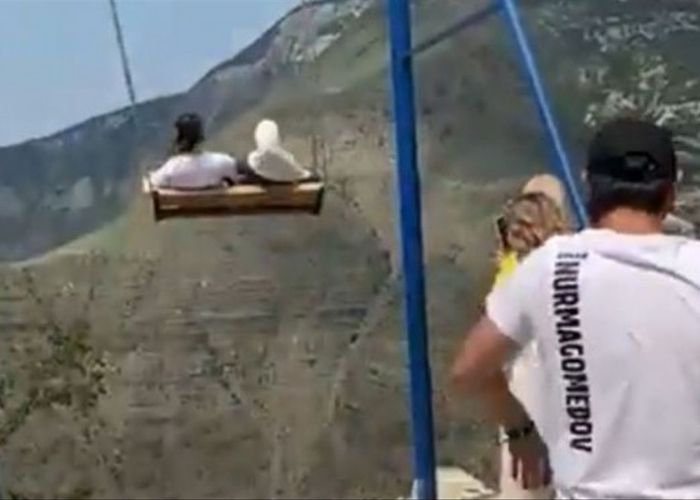 VIDEO: Mujeres caen por precipicio al romperse las cuerdas de un columpio