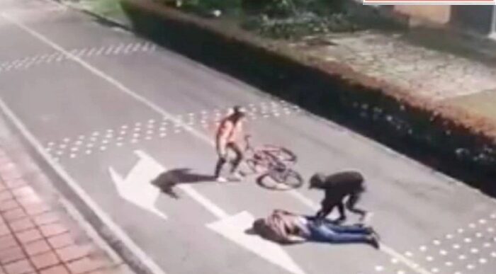  - VIDEO: Con golpe en la nuca, ladrón asesina a transeúnte en Bogotá