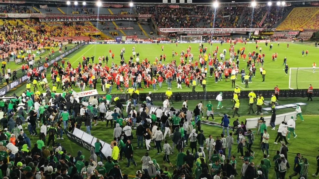 El vergonzoso fútbol colombiano: brutal agresión de hinchas del Nacional a los de Santa Fe