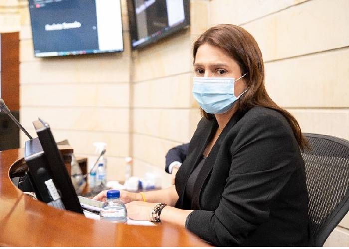 Paola Holguín sacó del llavero a Fico