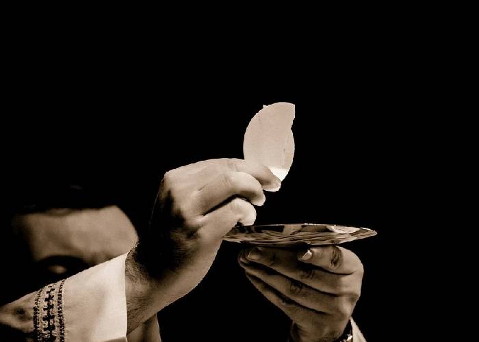 Curas y pastores uribistas convertidos en mercaderes de la fe