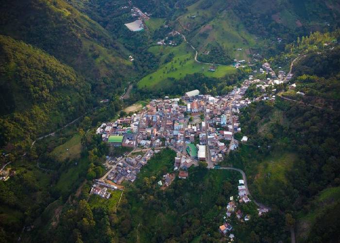 Víctimas y victimarios marchan en Caicedo, Antioquia, en memoria de dos líderes asesinados