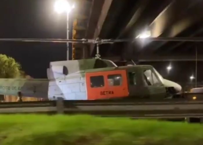 VIDEO. Helicóptero se atascó debajo de varios puentes y armó trancones en Bogotá
