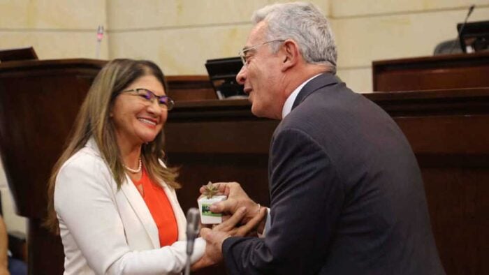  - Álvaro Uribe rompe relaciones con la esposa de Tirofijo: la bloqueó en Twitter
