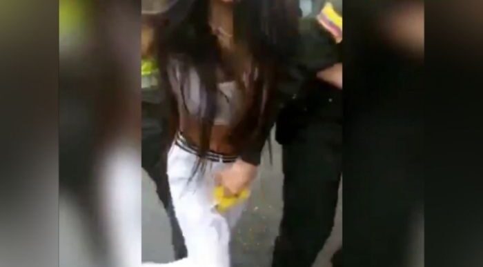  - VIDEO: Con descarga eléctrica policía ataca a mujer en sus partes íntimas