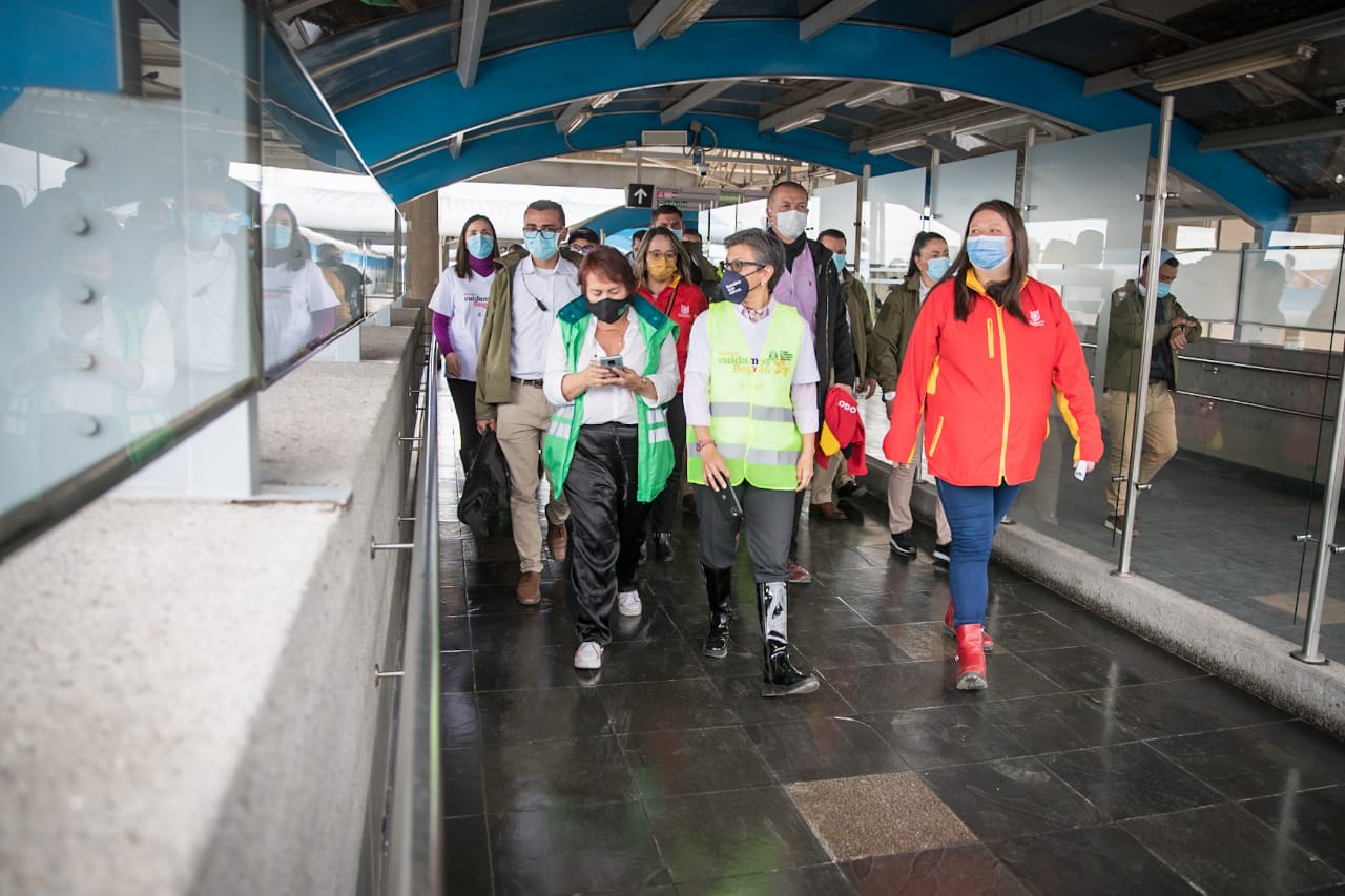 Abucheada salió Claudia López del Portal Américas