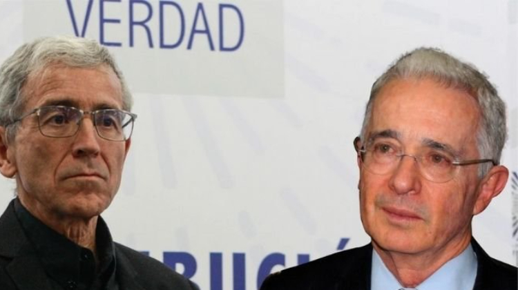 Uribe ante De Roux