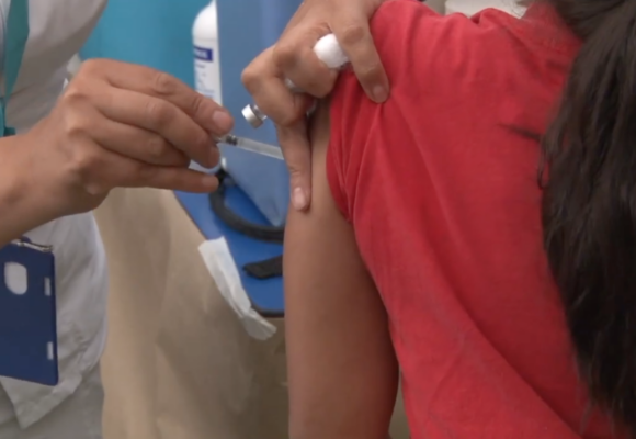 Sin dosis, pero con más gente: Minsalud abre vacunación a mayores de 12 años