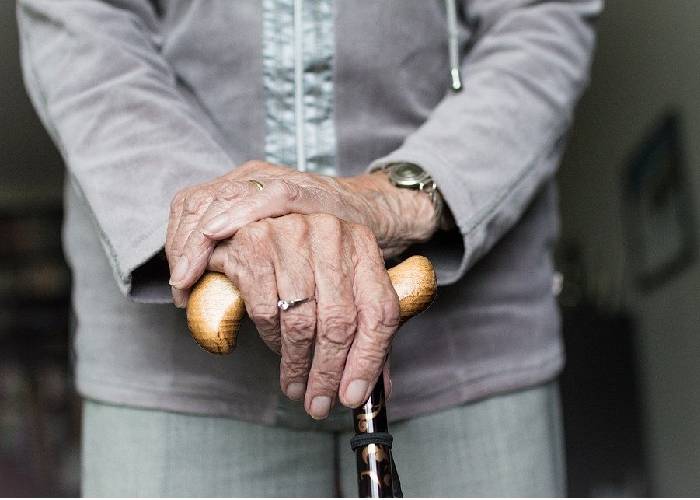 Año 2035: ancianos pobres, potencialmente enfermos, asados a fuego lento y fregados