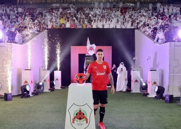 Pólvora, show de luces y público: la espectacular presentación que le hicieron a James en Catar