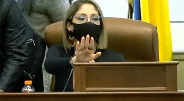  - Jennifer Arias, una mandamás grosera y altanera con el reloj