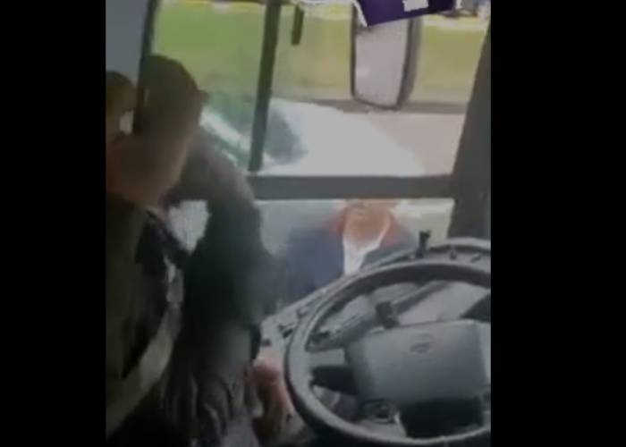 [VIDEO] Con una varilla conductor rompe un SITP en plena calle 94 en Bogotá