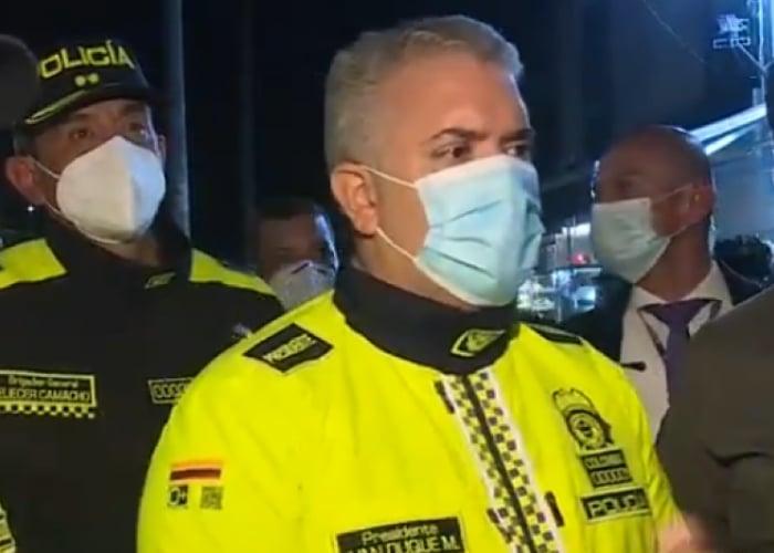 El porqué Duque se viste tanto de Policía