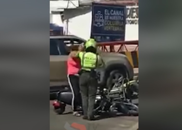 VIDEO: A puño limpio se fueron Policía de Tránsito y conductora de motocicleta