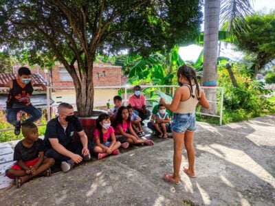 Leyendo ando por mi tierra dulce - -- Las2orillas - Leyendo ando por mi tierra dulce