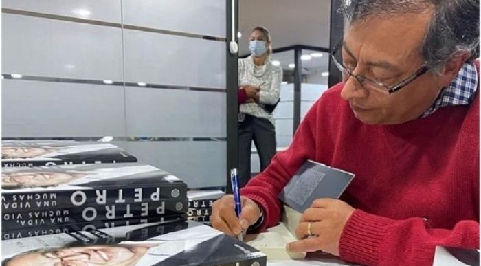  - Petro engolosinado con su libro, pausa en la política
