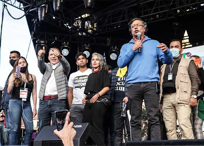  - Petro llenó la Plaza de Lourdes a punta de jóvenes