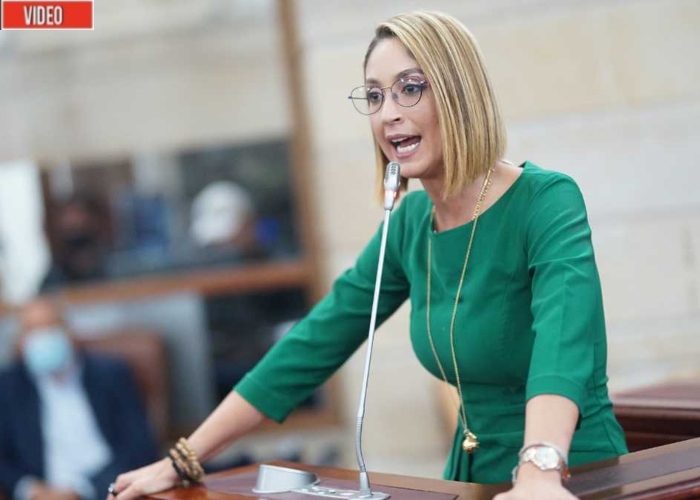 Jennifer Arias se atornilla a gritos en la presidencia de la Cámara de Representantes