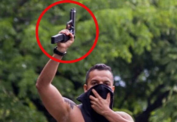 Nueva foto revelaría la mentira de Andrés Escobar: si usó un arma de fuego