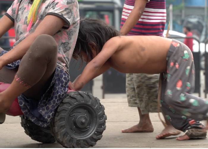 VIDEO: Niños, una infancia de miseria y desplazamiento