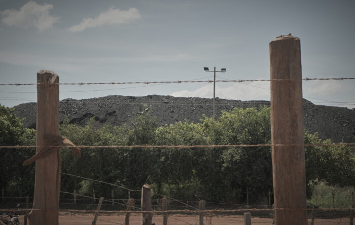 El regalo de la minera Prodeco a la gente del Cesar: una montaña de desechos  de hierro y azufre