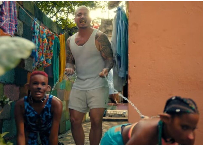 ¡¡La perra, protegiendo a J Balvin!!