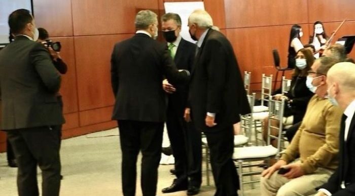  - Forzado encuentro entre Duque y Santos