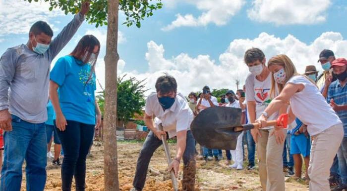 - Con pala en mano, Elsa Noguera y Jaime Pumarejo dan inicio a obra de Parque Lineal Bicentenario