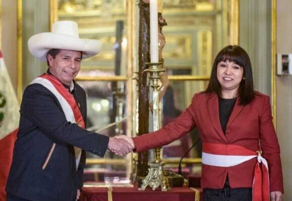 Para la incertidumbre en Perú: el congreso da voto su de confianza al nuevo gabinete de Castillo