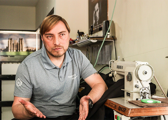 El sastre bogotano que viste a curas y obispos de todo el mundo - -- Las2orillas - El sastre bogotano que viste a curas y obispos de todo el mundo