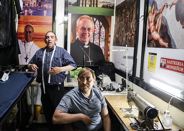 El sastre bogotano que viste a curas y obispos de todo el mundo - -- Las2orillas - El sastre bogotano que viste a curas y obispos de todo el mundo