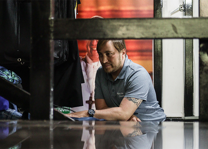 El sastre bogotano que viste a curas y obispos de todo el mundo - -- Las2orillas Sastre de curas