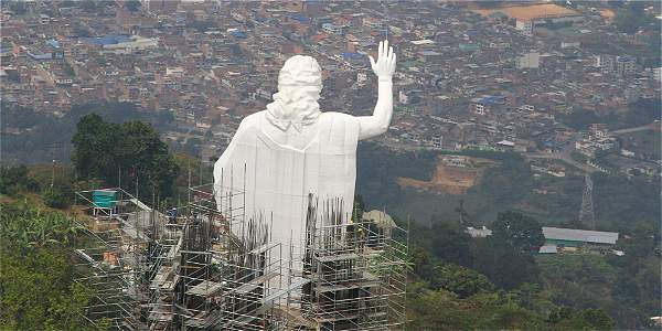  - Richard Aguilar, detenido por corrupción pero con monumento a su ego