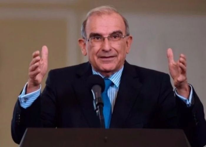 Humberto De la Calle se baja del bus del Senado