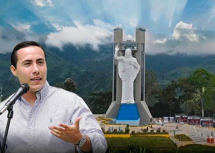 Richard Aguilar, detenido por corrupción pero con monumento a su ego