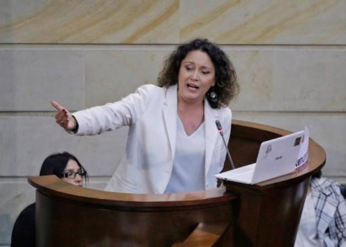 Angélica Lozano recula: regresa al Senado con el #10
