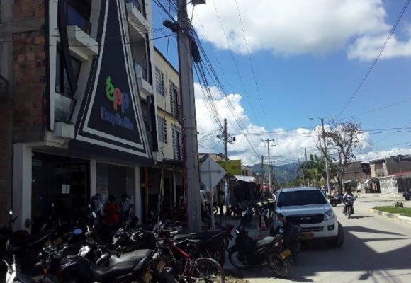 Parqueo de motocicletas impide el tránsito de peatones en alrededores de Empresas Públicas en el Huila