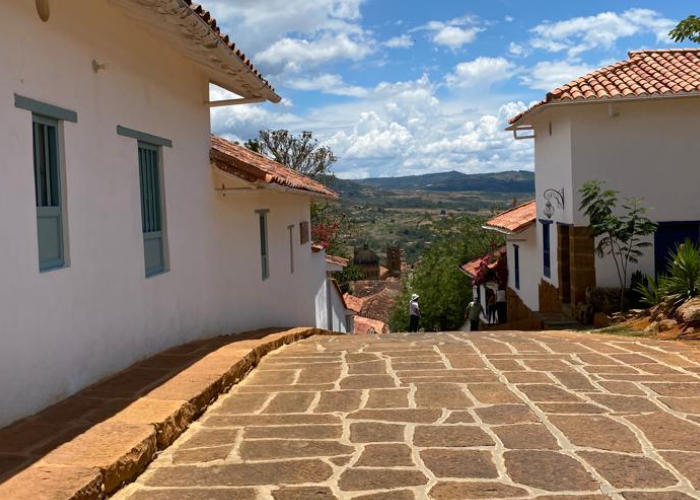 Barichara, pueblo bonito, polo cultural y conflicto ambiental