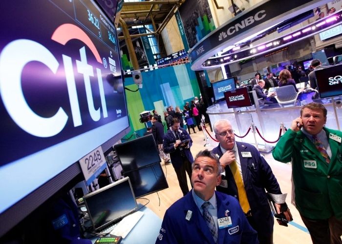 El famoso banco que despedirá a sus empleados por no vacunarse