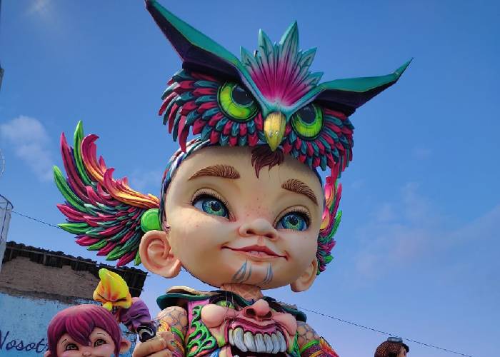 Las manos que están detrás de un carnaval fantástico
