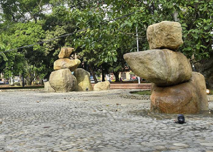 ¿Monumento tótem o santería en el centro de Cali?